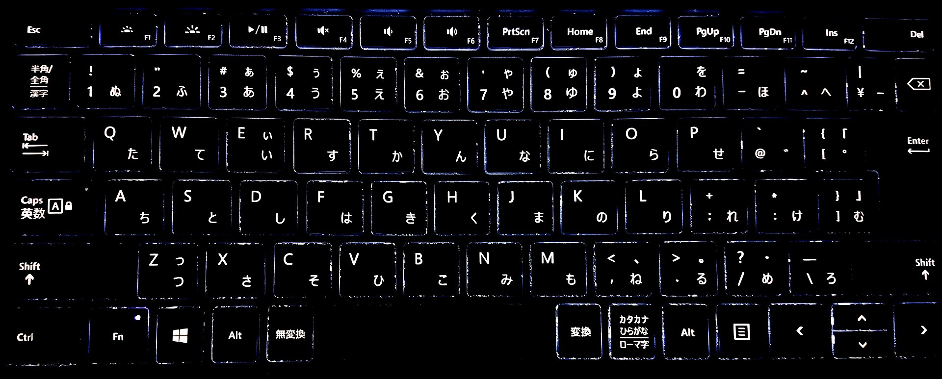 Klawiatura komputera — symbol komunikacji i mowy nienawiści w internecie