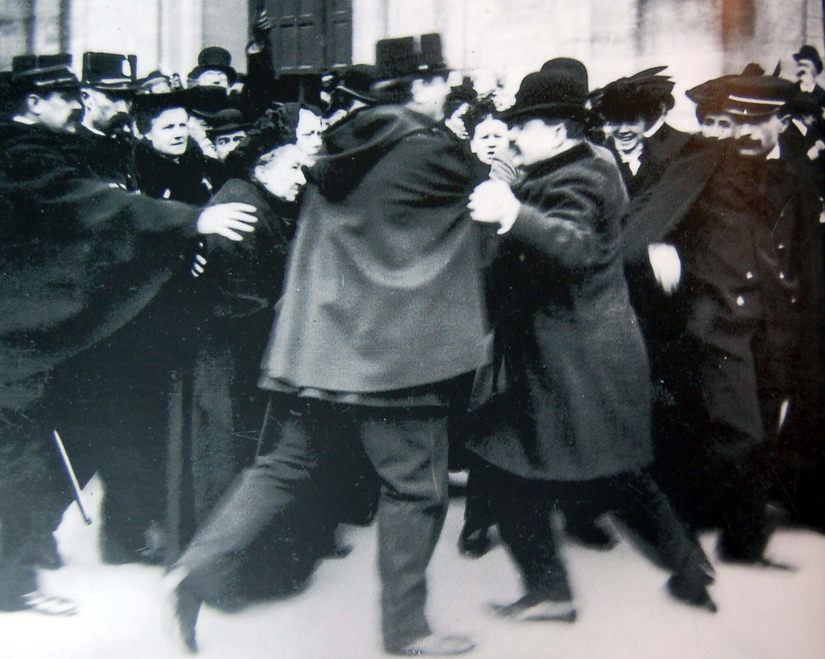 Uliczna manifestacja w Paryżu w 1904 roku w sprawie rozdziału kościoła od państwa — historyczna fotografia tłumu przed kościołem