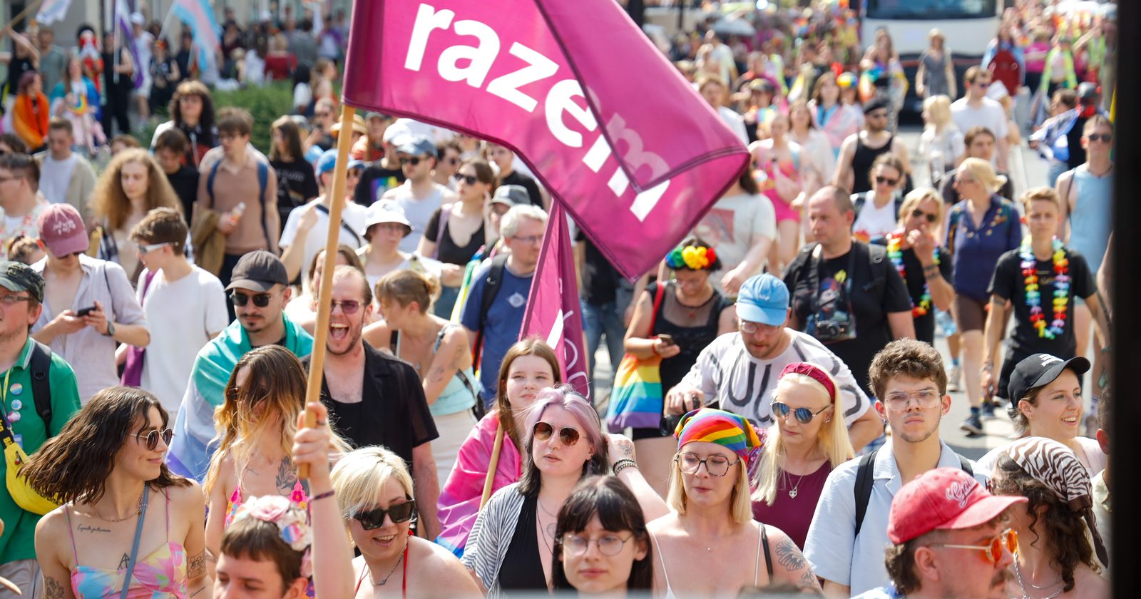Wielki tłum uczestników pokojowej demonstracji na ulicy miasta